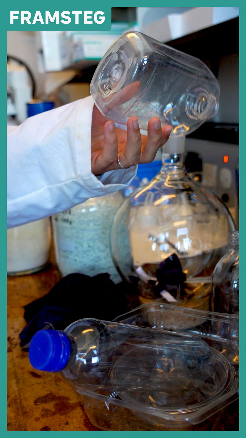 Kemist håller plastflaska i laboratorium för omvandling till koldioxidinfångare.