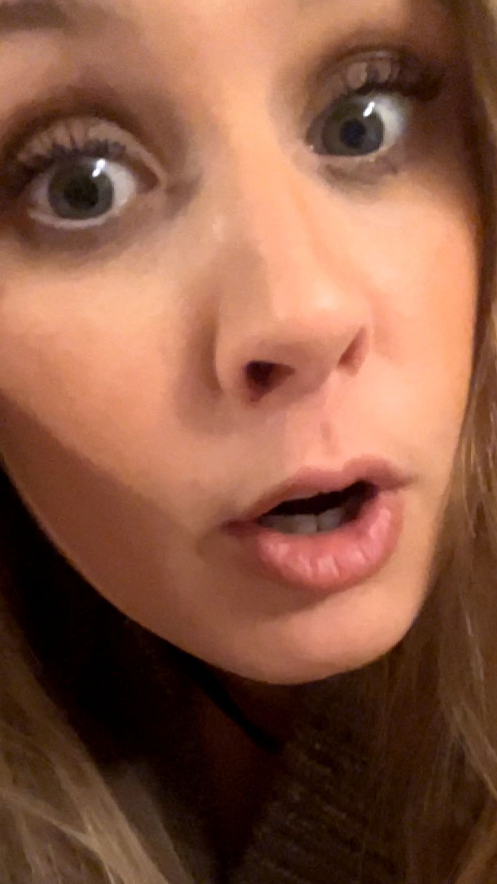 Lovisa tittar i kameran