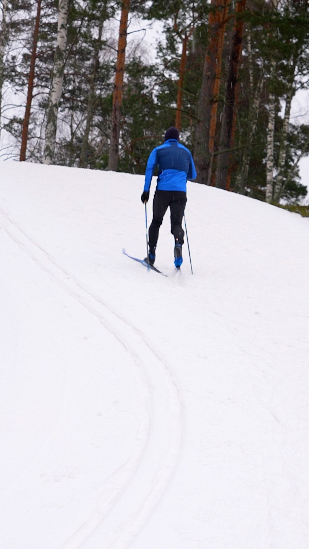Mathias Fredriksson visar hur du lättast tar dig upp för branta backar.