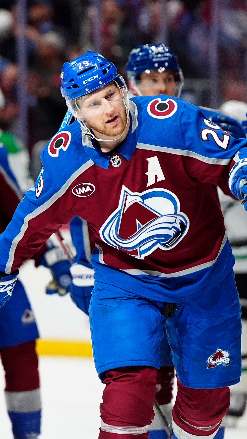 Nathan MacKinnon firar ett mål för Colorado Avalanche.