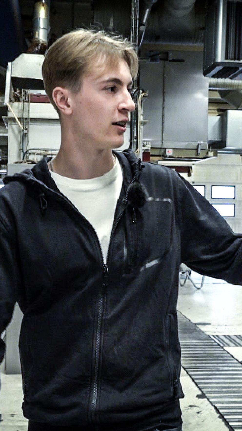 Axel Vallentgoed visar runt i en industri- eller fabriks­miljö vid Moraknivs fabriker i Mora.