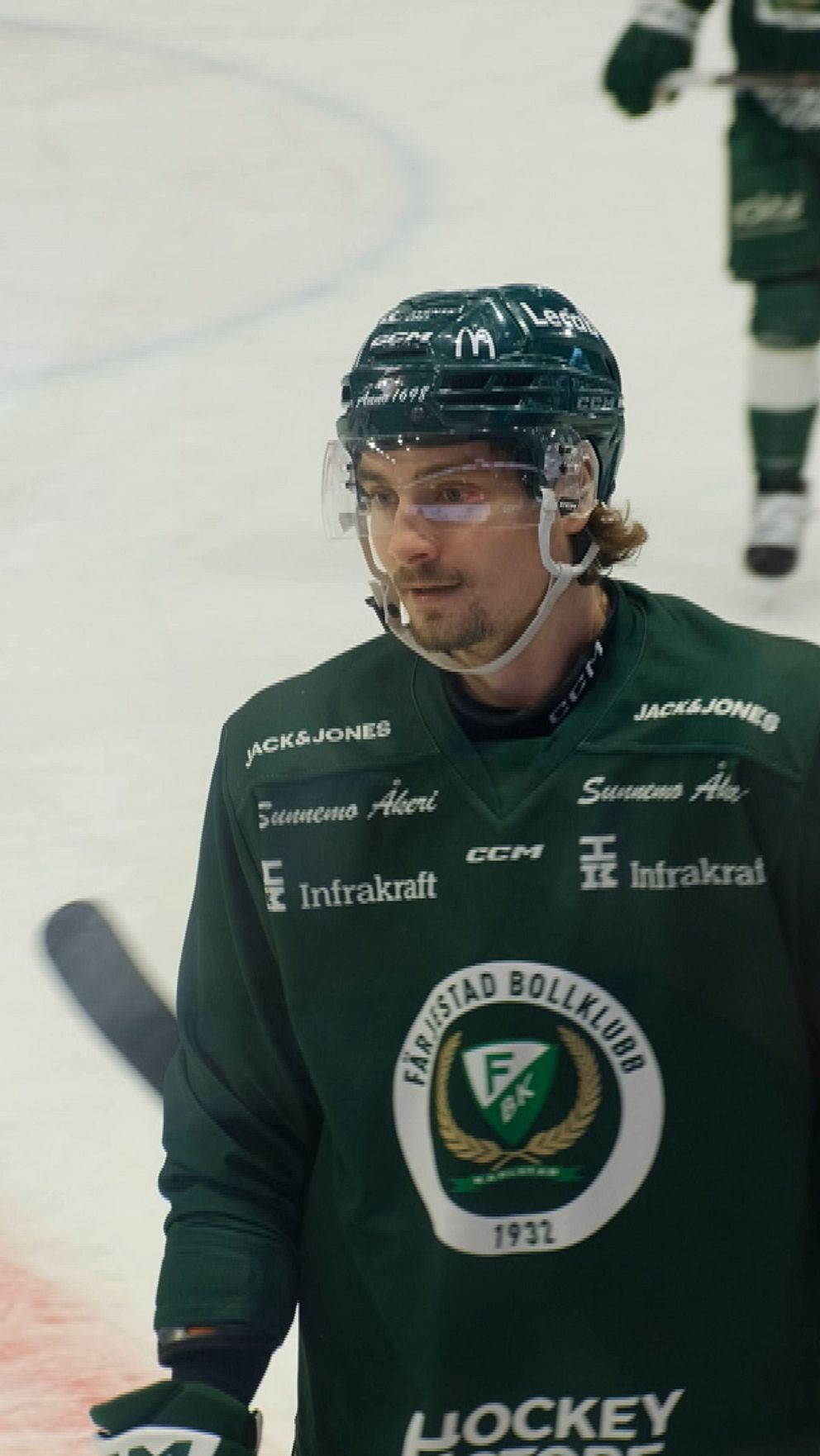 David Tomasek, hockeyspelare i Färjestads BK-dräkter på isen, förbereder sig för slutspel.