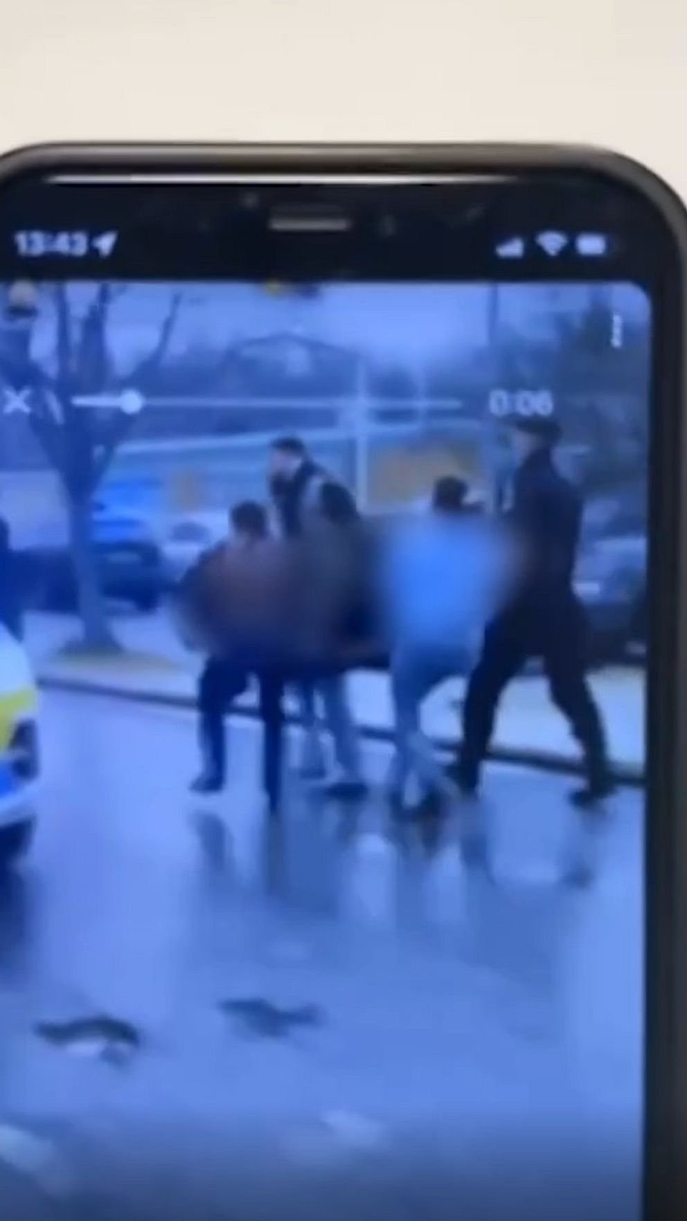 Poliser bär person
