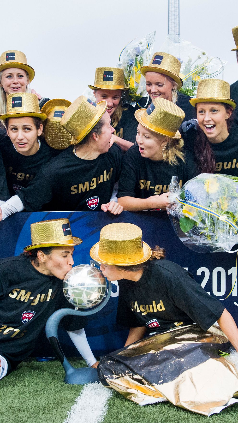 Rosengård i guldhattar firar segern i damallsvenskan 2015 med pokal och blommor.