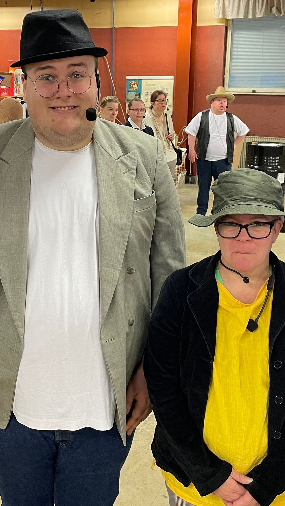 Fyra medlemmar ur ensemblen som spelar Roy och Roger.
