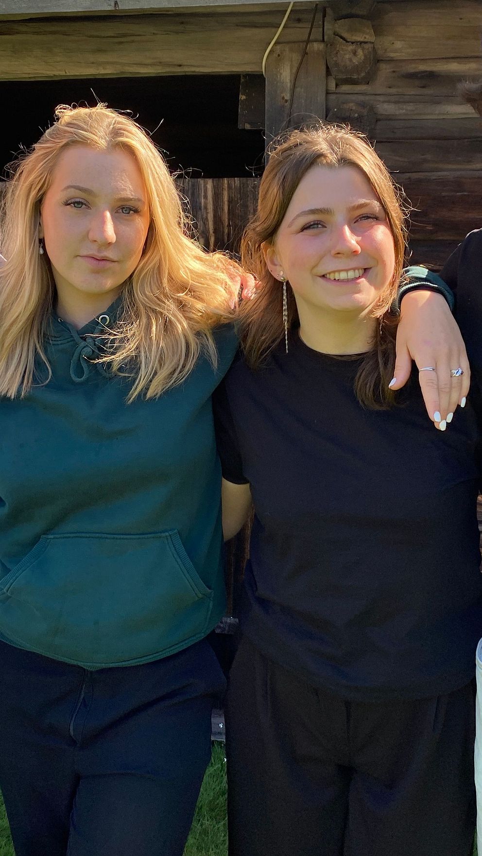 fyra unga vuxna som dansar på dansbandsveckan i Malung