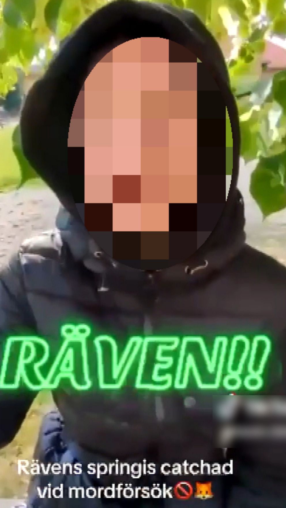 En pojke sitter på en bänk i Sundsvall. Ansiktet är blurrat. På bilden är det en text där det står ”räven”.