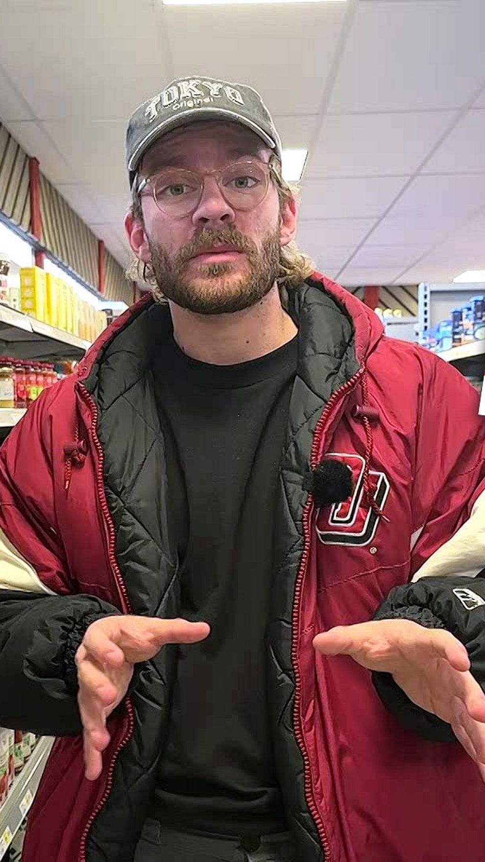 Person står i butik med skyltar: ”Pris: 33 kr/kg”, ”Laxpaket 1 för 99”.