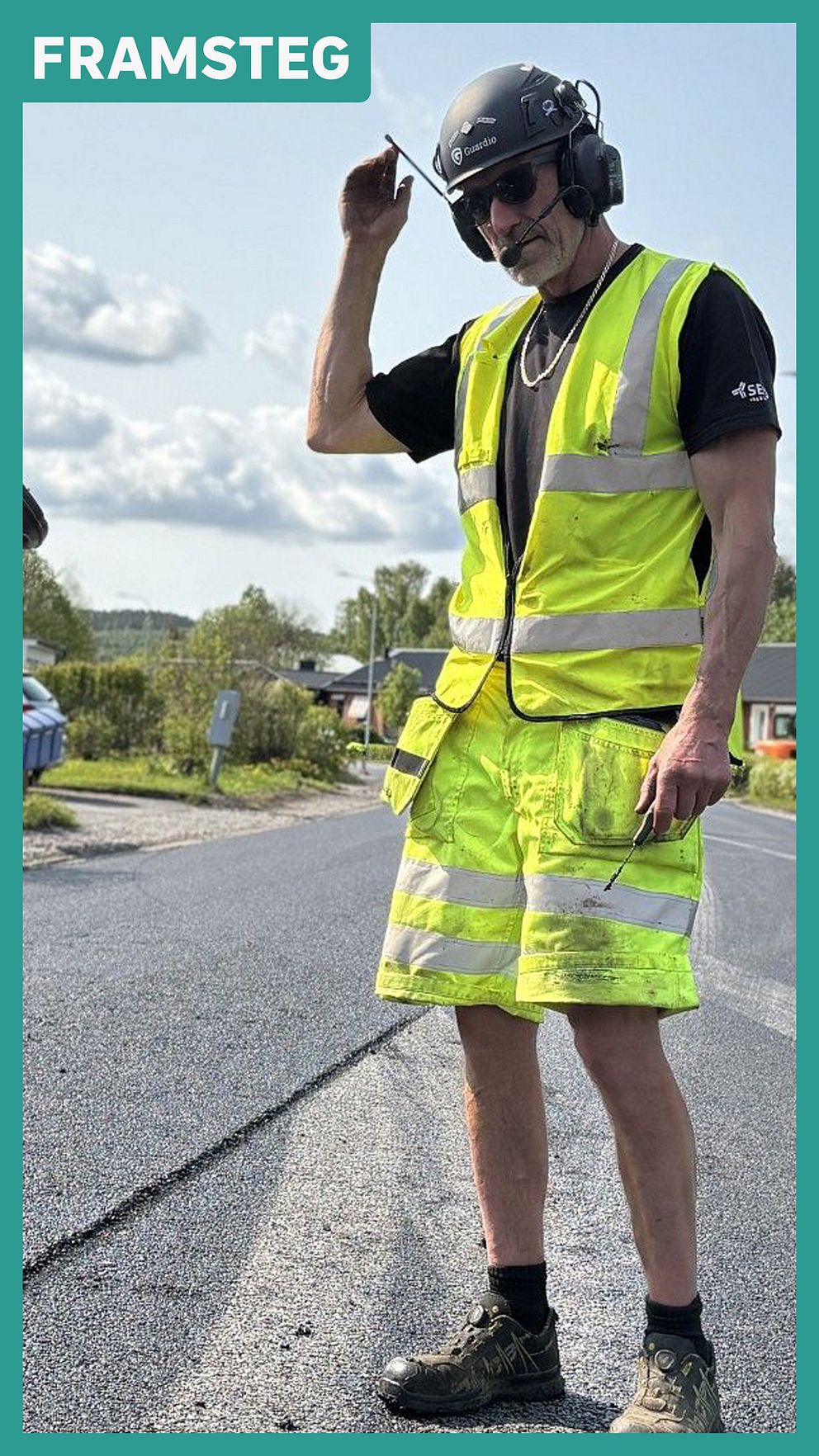 Vägarbetare i reflexkläder står på nylagd asfalt under en solig dag.