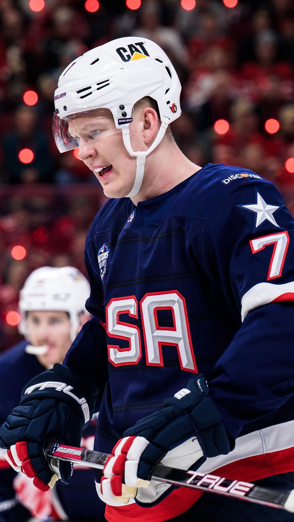 Ishockeyspelare i blå USA-tröja med nummer 7 på match.