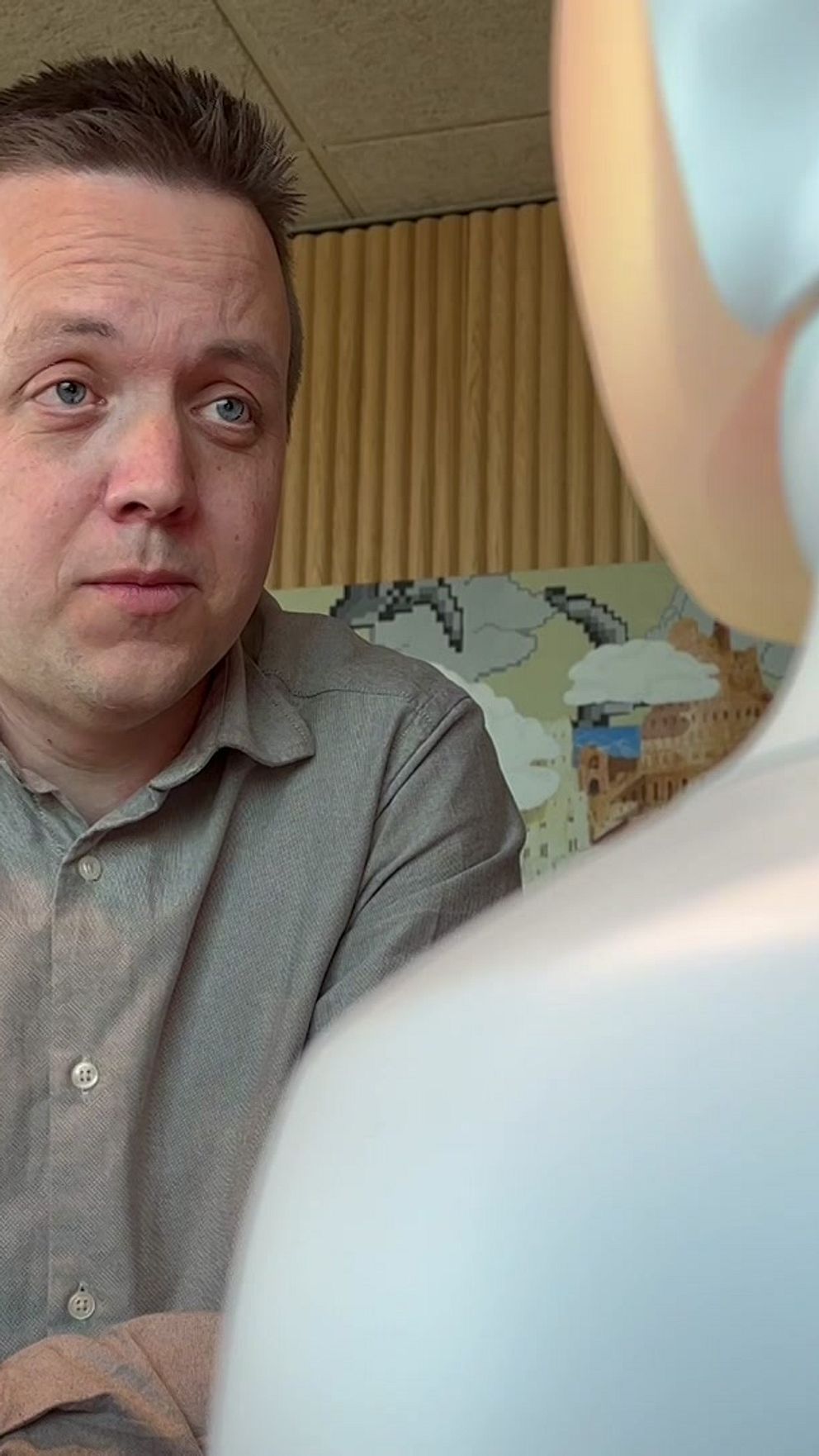 Samtal mellan en reporter med mikrofon och en robot.