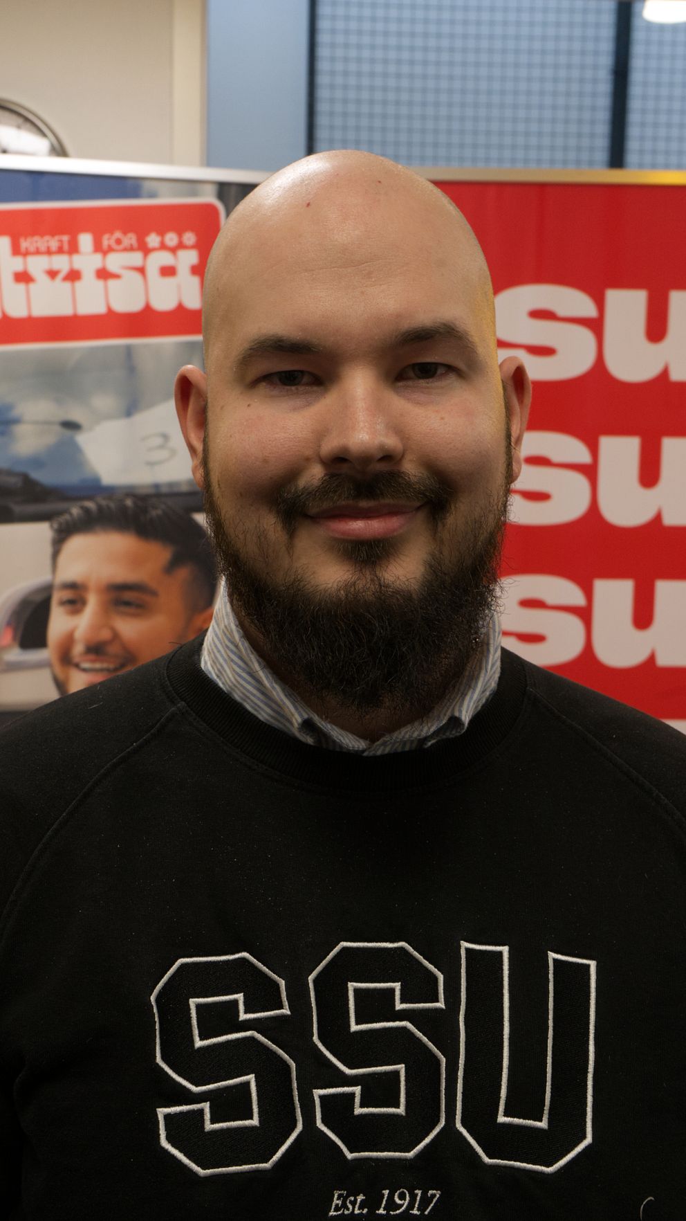 Ung man med skägg och kal hjässa