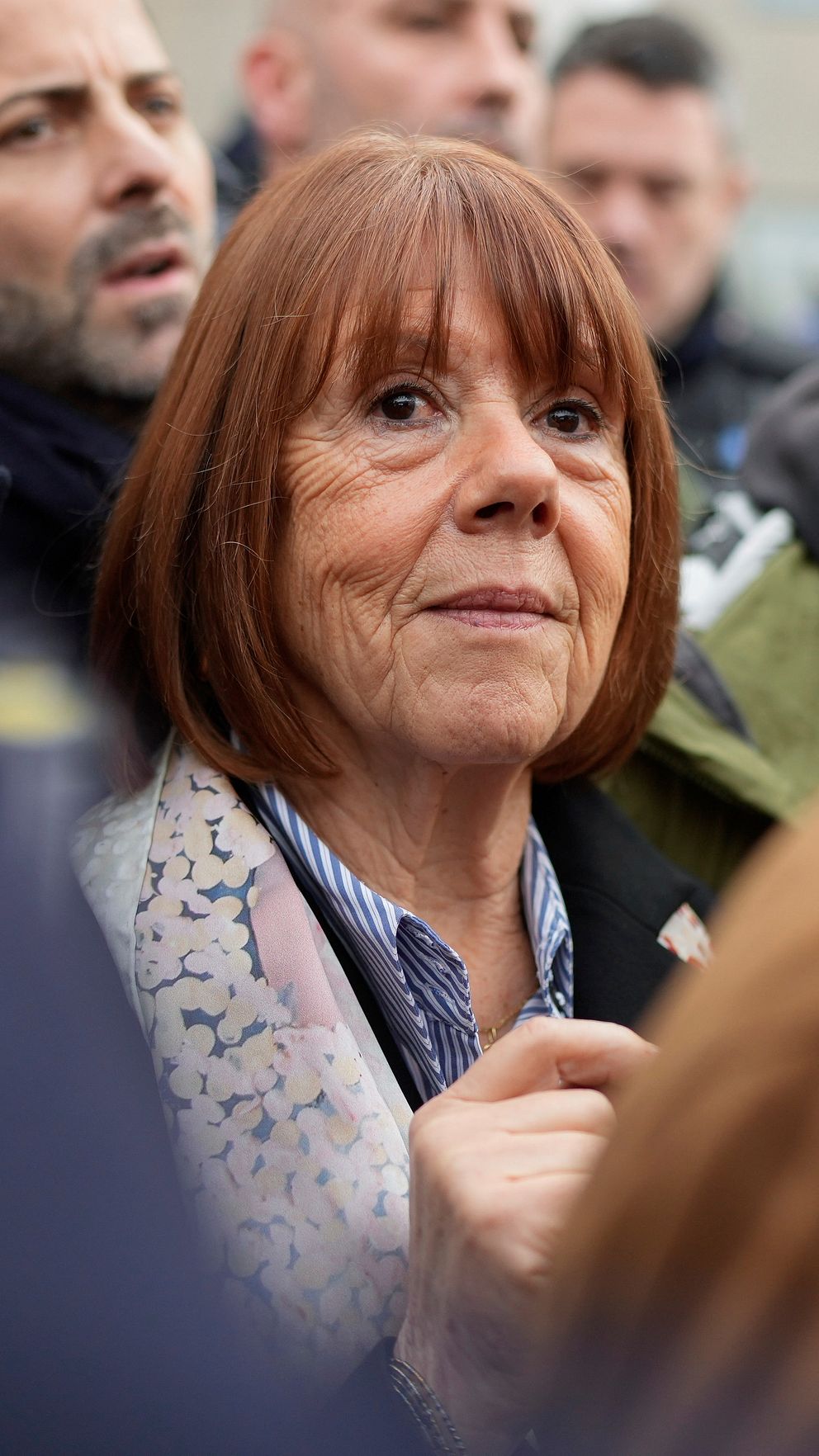 Gisèle Pelicot i en stor folksamling.