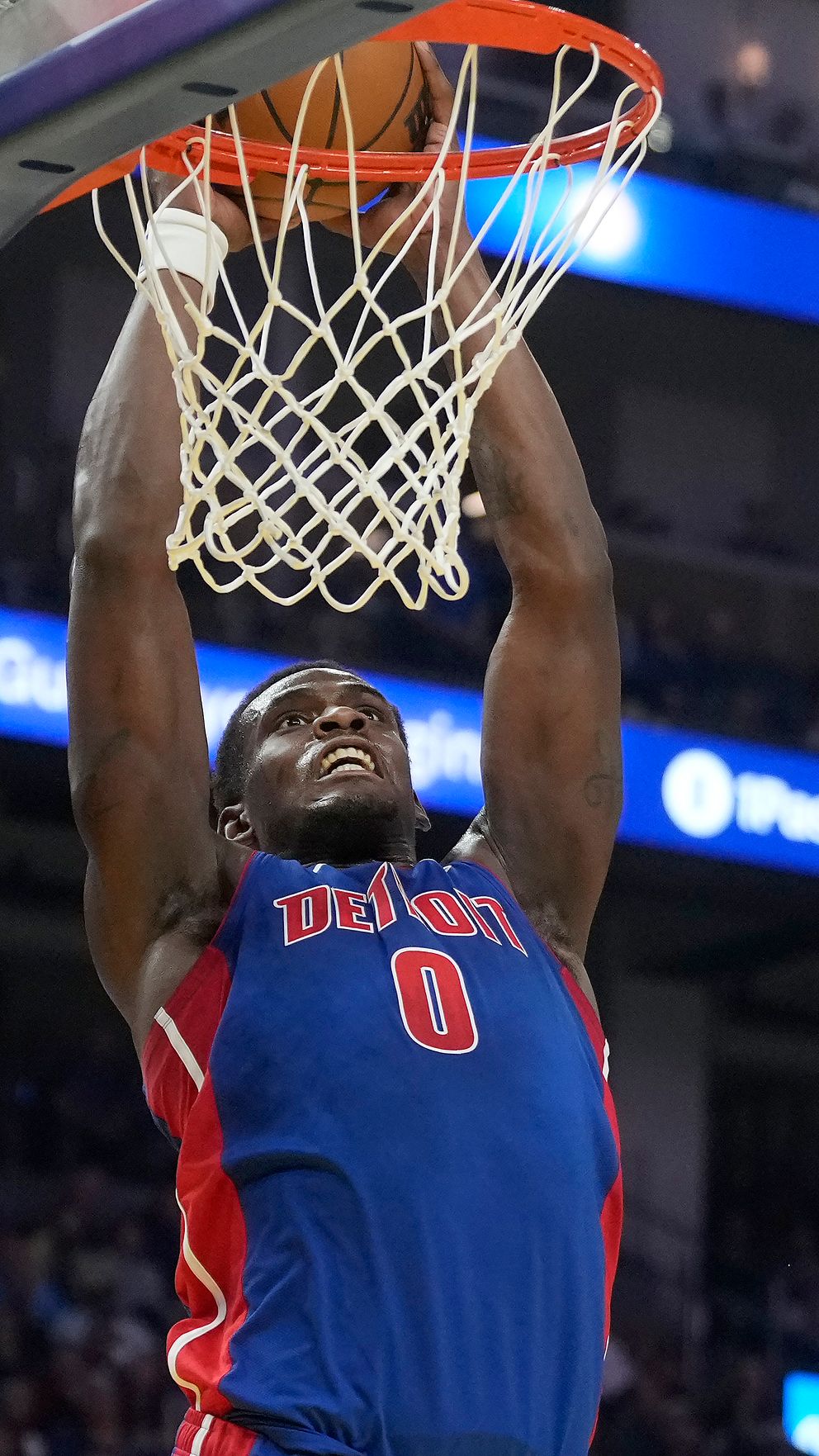 Basketspelare från Detroit Pistons dunkar under match.
