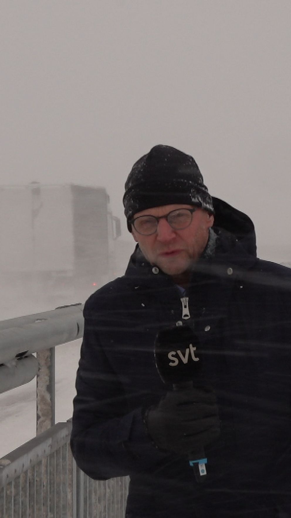 Reporter står på en snöig bro i Sundsvall.