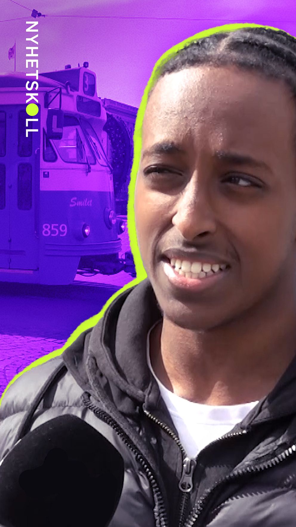 En person intervjuas på gatan med en mikrofon, bakgrund med spårvagn och stadsbild