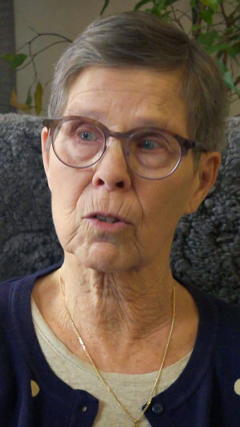 Ingegerd, 78, sitter i en fotölj.