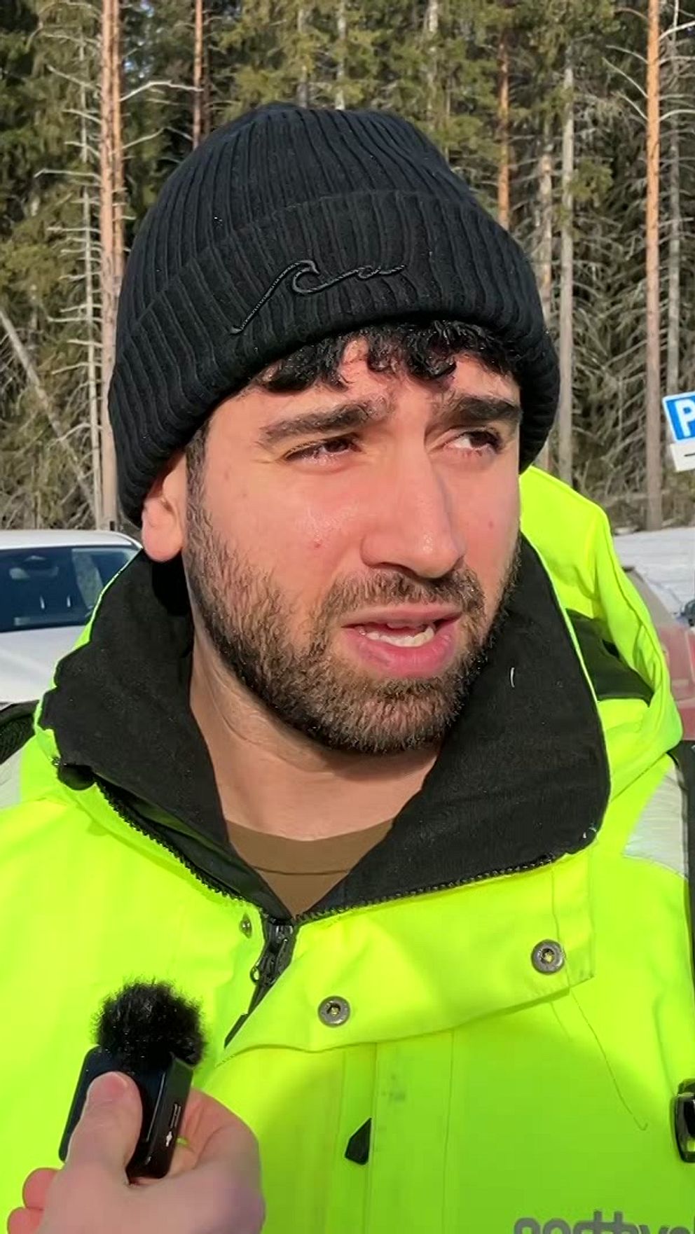 Ammar Soleman i neongul jacka vid en parkeringsplats vid northolt i Skellefteå.
