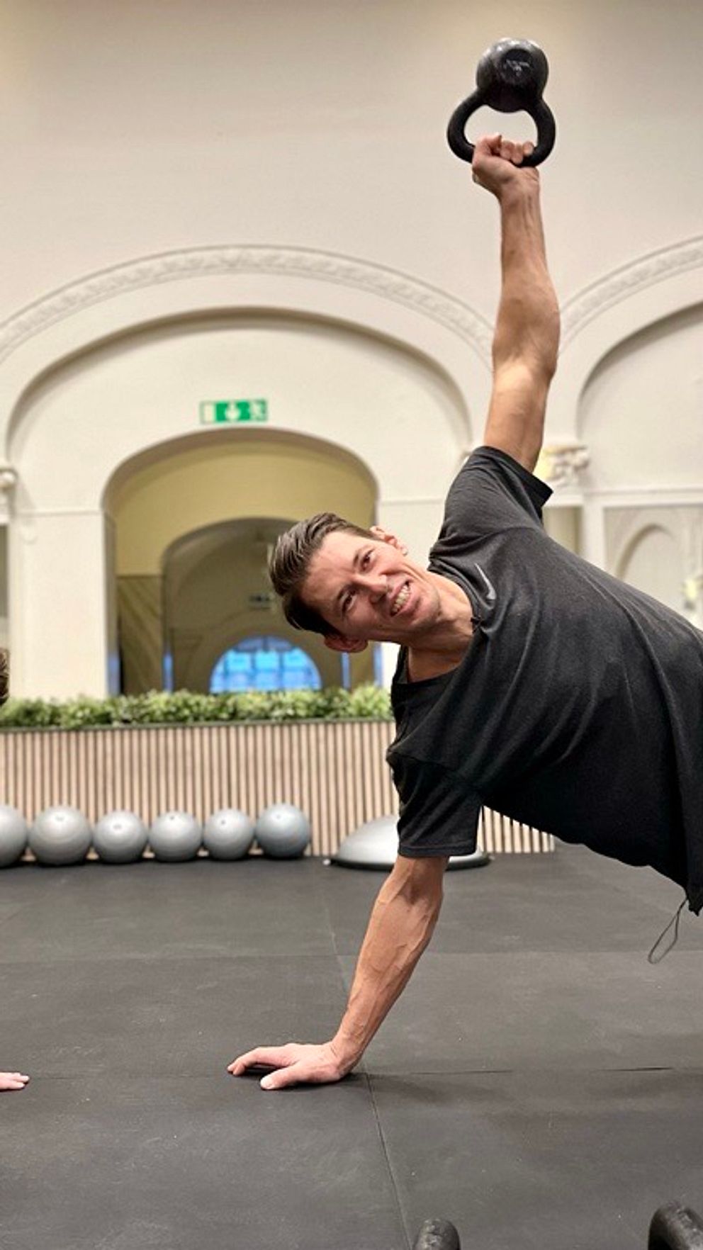 Idrottsstjärnan André Myhrer till höger och SVT:s Malin Eirefelt till vänster på gymgolvet svingandes varsin kettlebell.