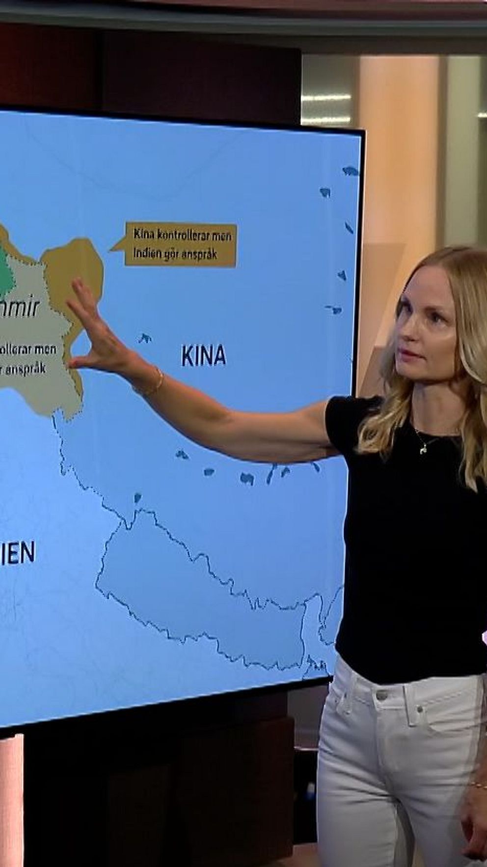 Nyhetsstudio med två personer framför karta över Kashmir.