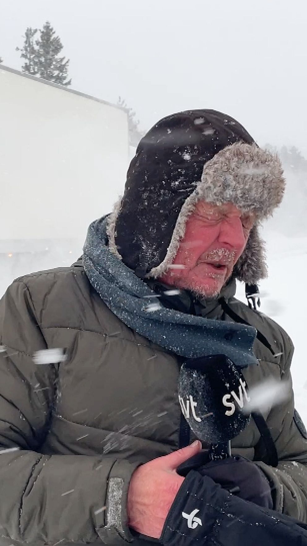 Snöig person vid en väg.