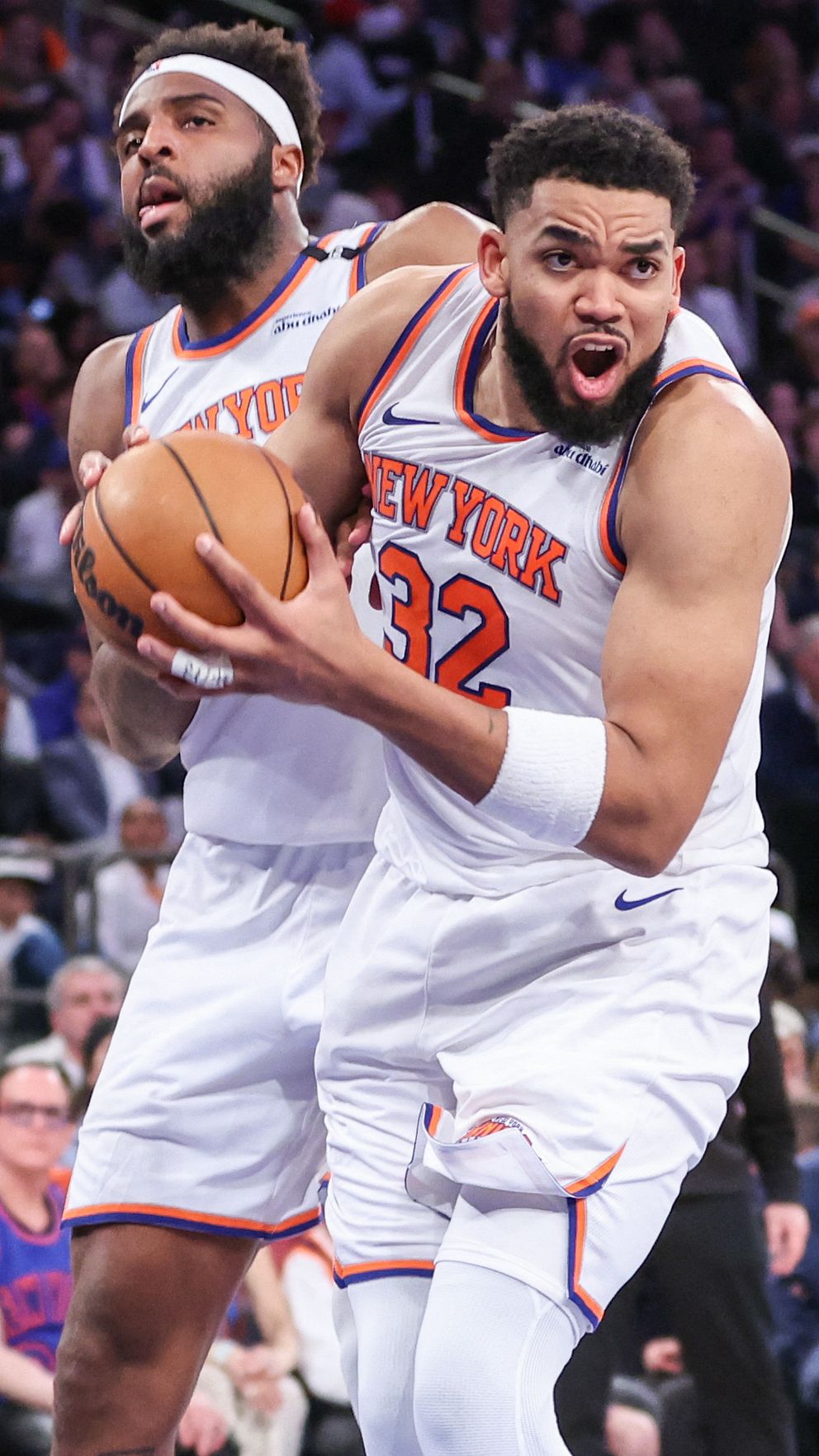 Basketspelare från New York Knicks tar returen mot Boston Celtics under match.