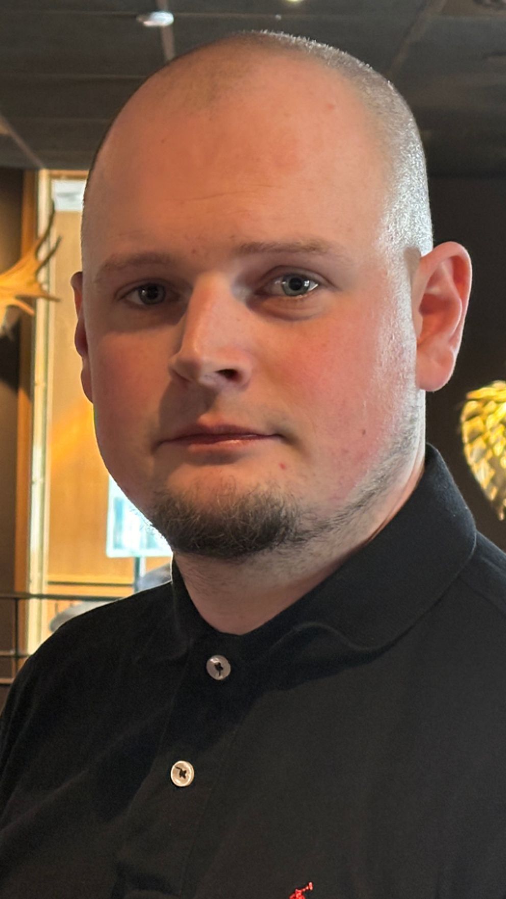 Mathias Friemann står i en modernt inredd hotellobby med soffor och vackra detaljer.