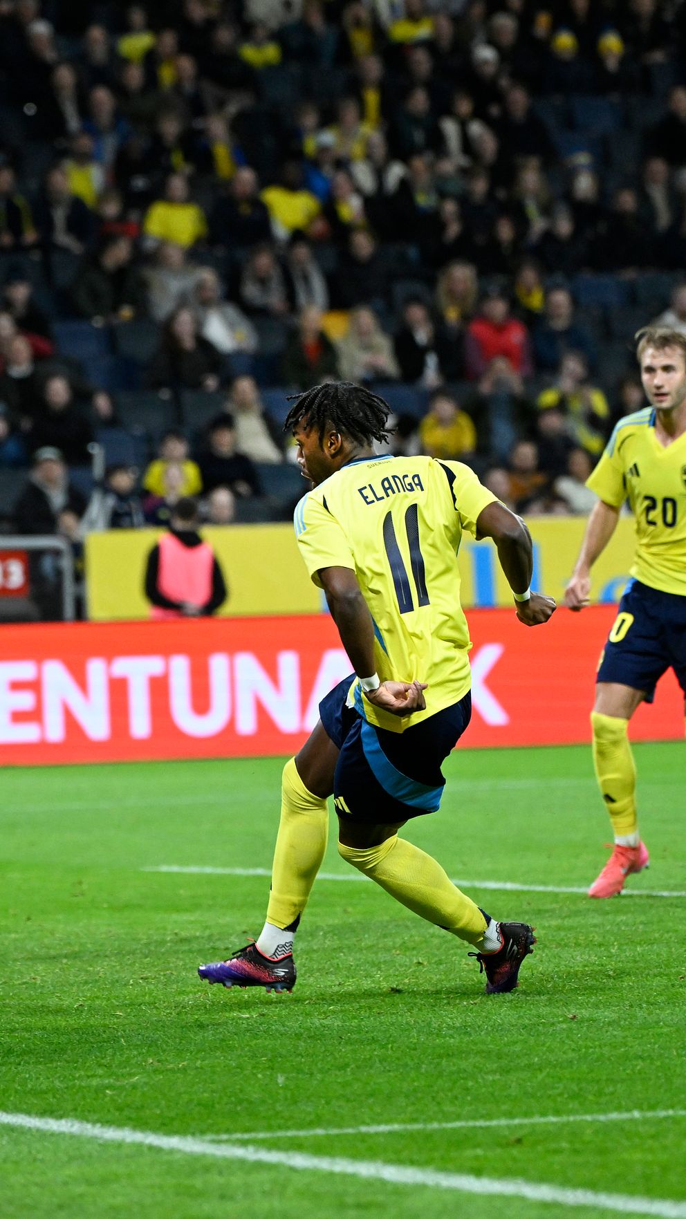 Svensk fotbollsspelare sparkar bollen mot mål under match mot Irland.