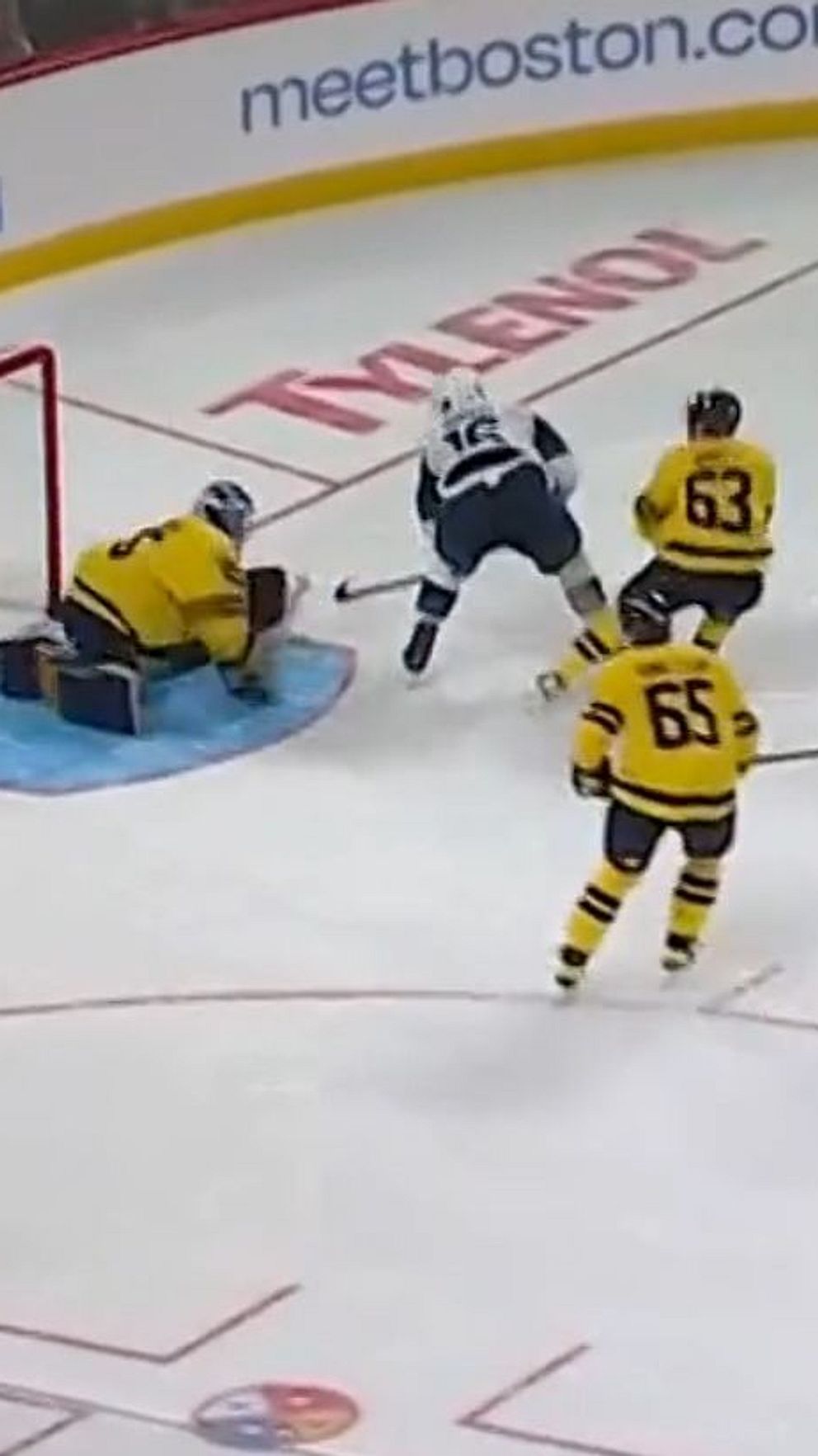 Ishockeymatch mellan Finland och Sverige, där Sverige leder med 3-1. En svensk spelare passerar en finsk målvakt med pucken precis utanför målet.