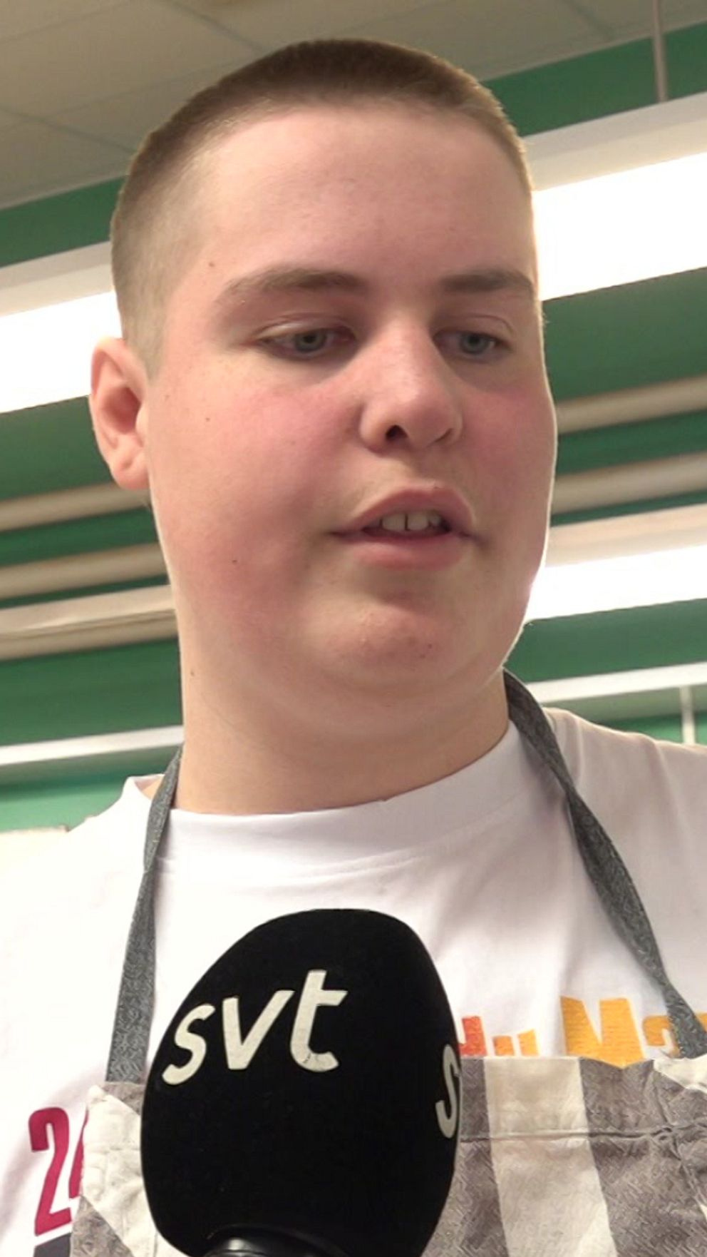 Person i förkläde intervjuas av SVT i ett klassrum eller matsalsmiljö.