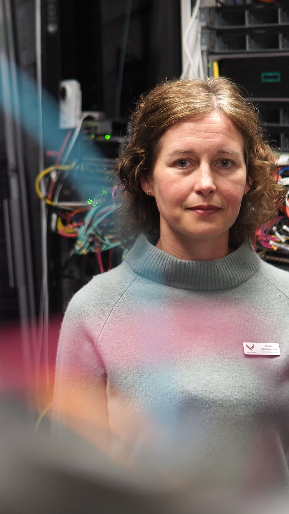 Kvinna står i en serverhall