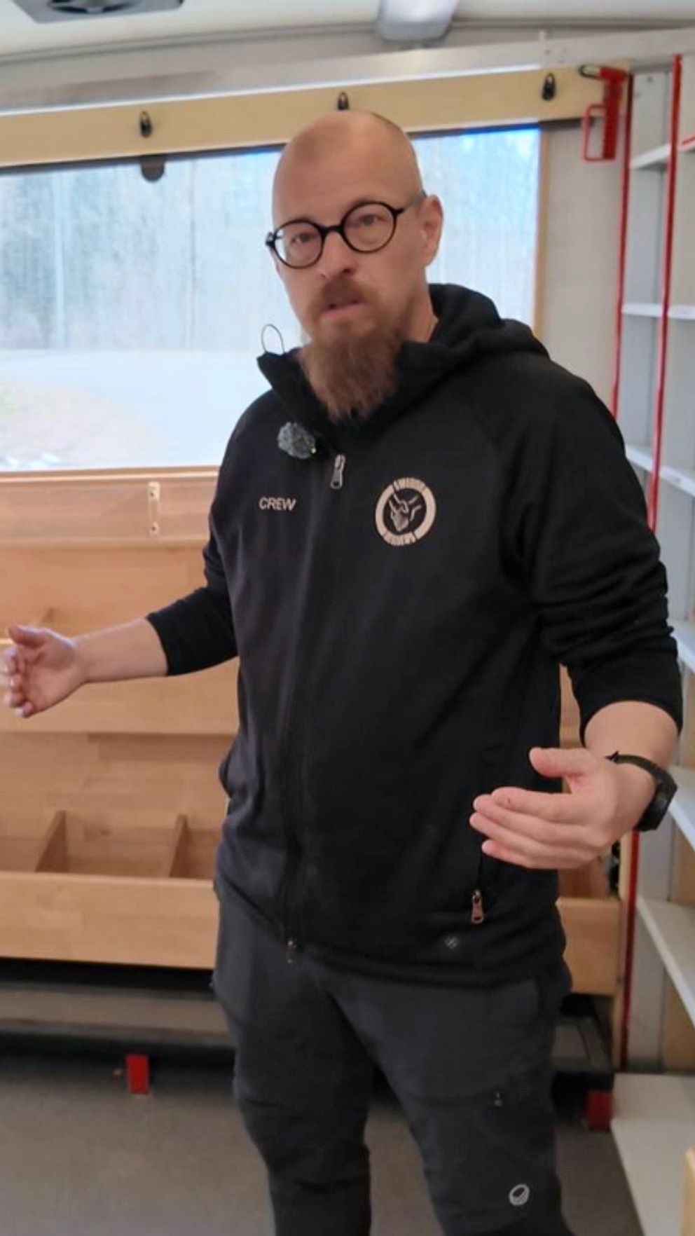 Fordonsläraren Nils Gunnar ”Nenne” Johansson visar inredningen i en bokbuss med tomma hyllor.