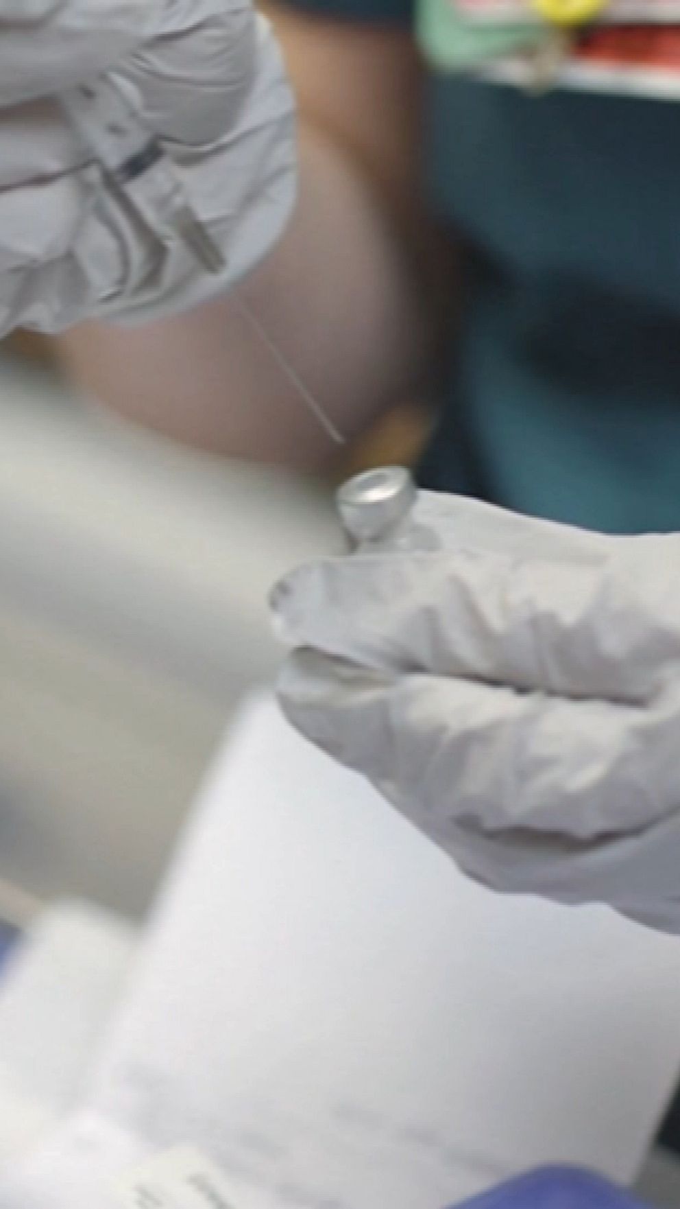 Sjukvårdspersonal håller i ett vaccin