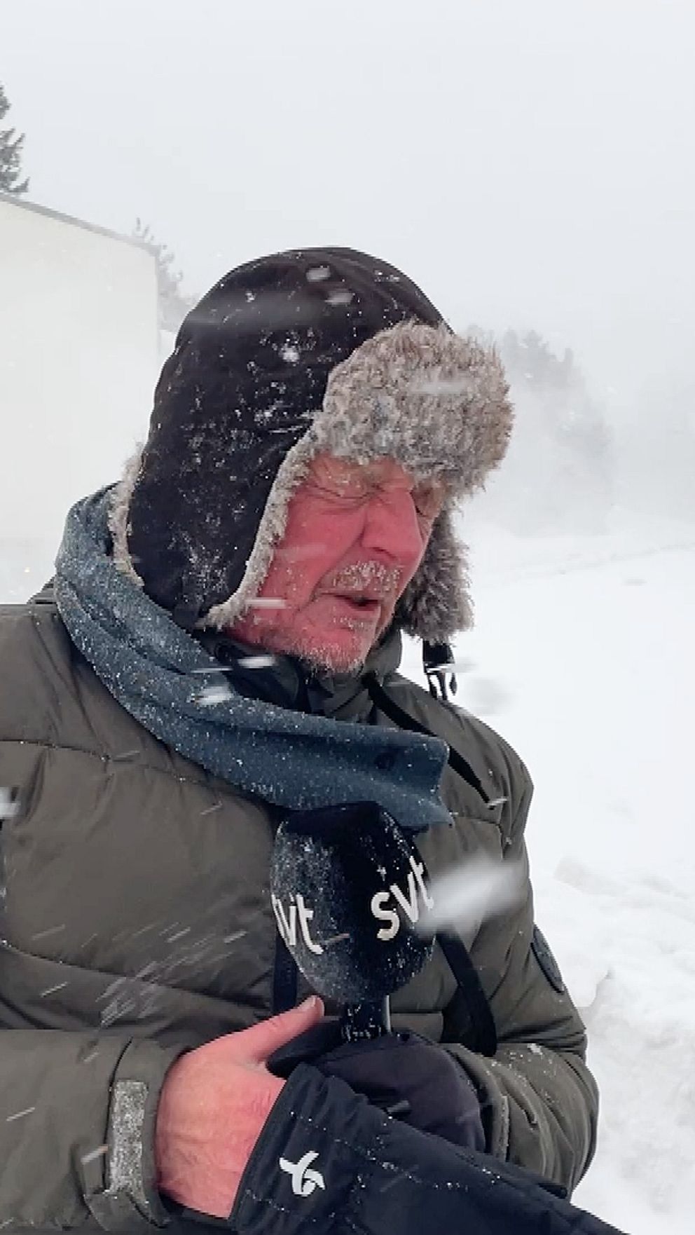 Snöig person vid en väg.