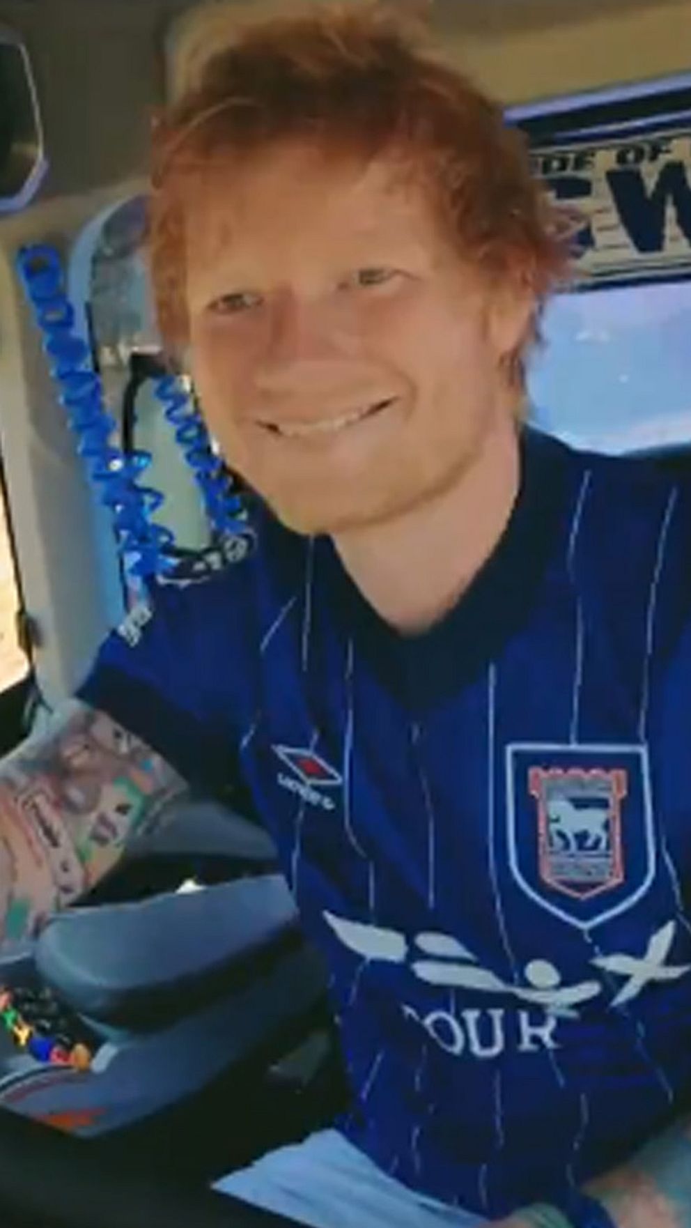 Ed Sheeran köper in sig i Ipswich.