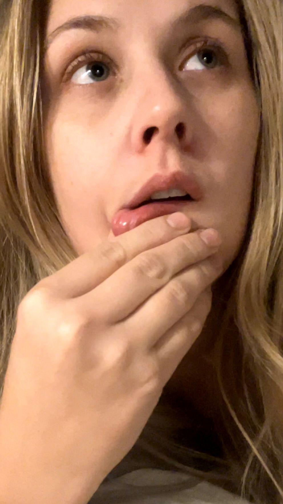 Lovisa håller en hand vid sidan av ansiktet.