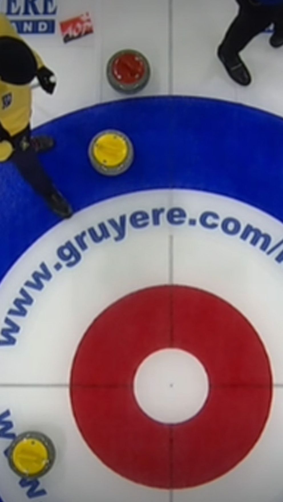 En delad bild som visar två scener från en curlingmatch. Till vänster ses två spelare som interagerar med varandra, iförda gula lagtröjor med texten ”Wrånå” och ”SWEDEN”. Till höger visas en översikt av curlingstenen på en isrink, där en röd och två gula stenar är placerade på den färgglada måltavlan.
