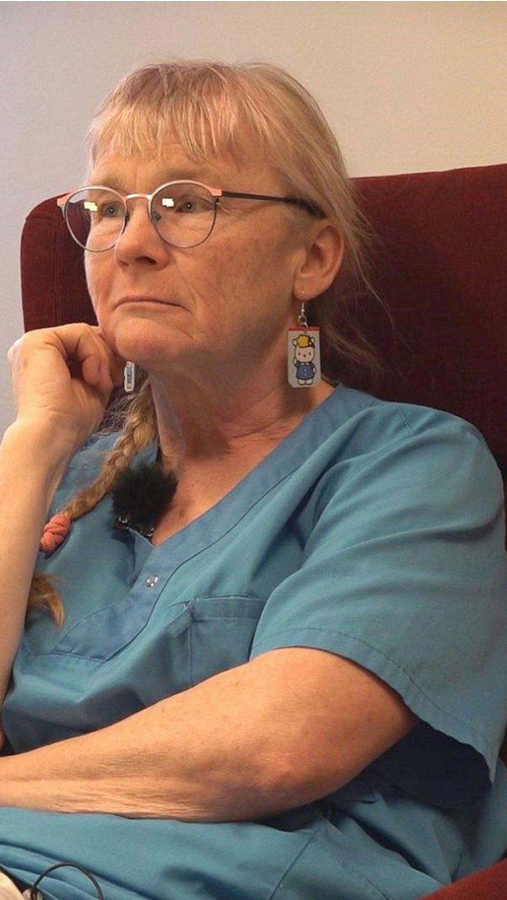 Delad bild. Till vänster: barn i rosa jacka utomhus. Till höger: person i vårdkläder inomhus.