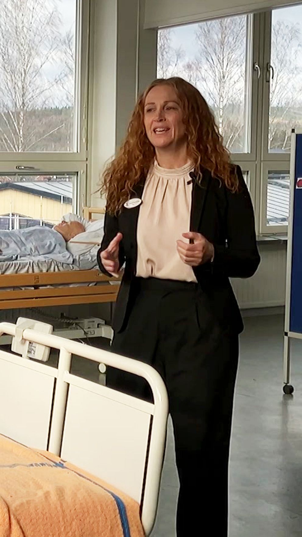 Christine Ripås, skolchef i Borlänge kommun, visar lokalen där vård- och omsorgsprogrammet utbildas.