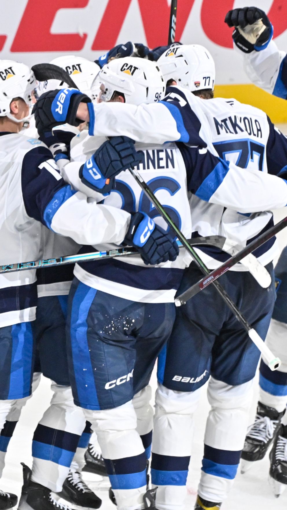 Tvådelad bild av ishockeylag under en match. Till vänster syns det svenska laget iklädda gula tröjor med blå detaljer, som ser samlade ut på isen. Till höger syns det finska laget i vita och blå tröjor som firar med en gruppkram.