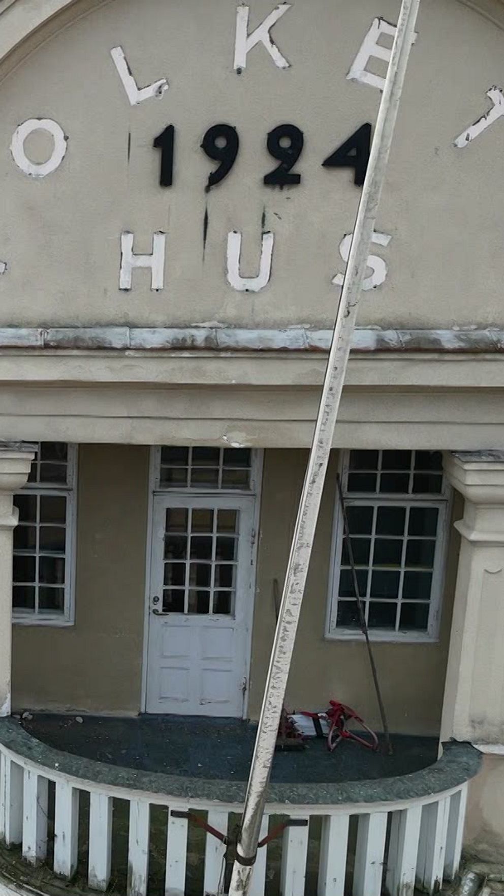 Tvådelad bild. Till vänster: person med röd tröja. Till höger: fasad av Folkets Hus.
