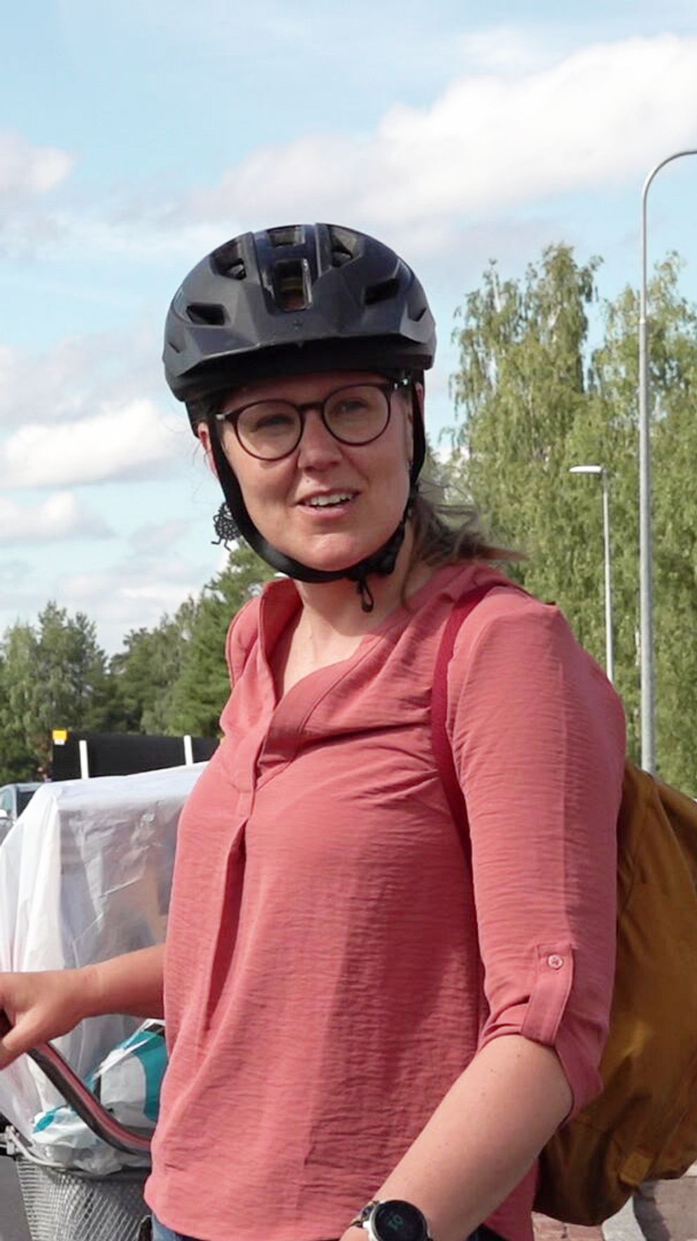 två cyklister, en vuxen kvinna och ett barn, som pratar med reportern vid cykelräknaren i Mora