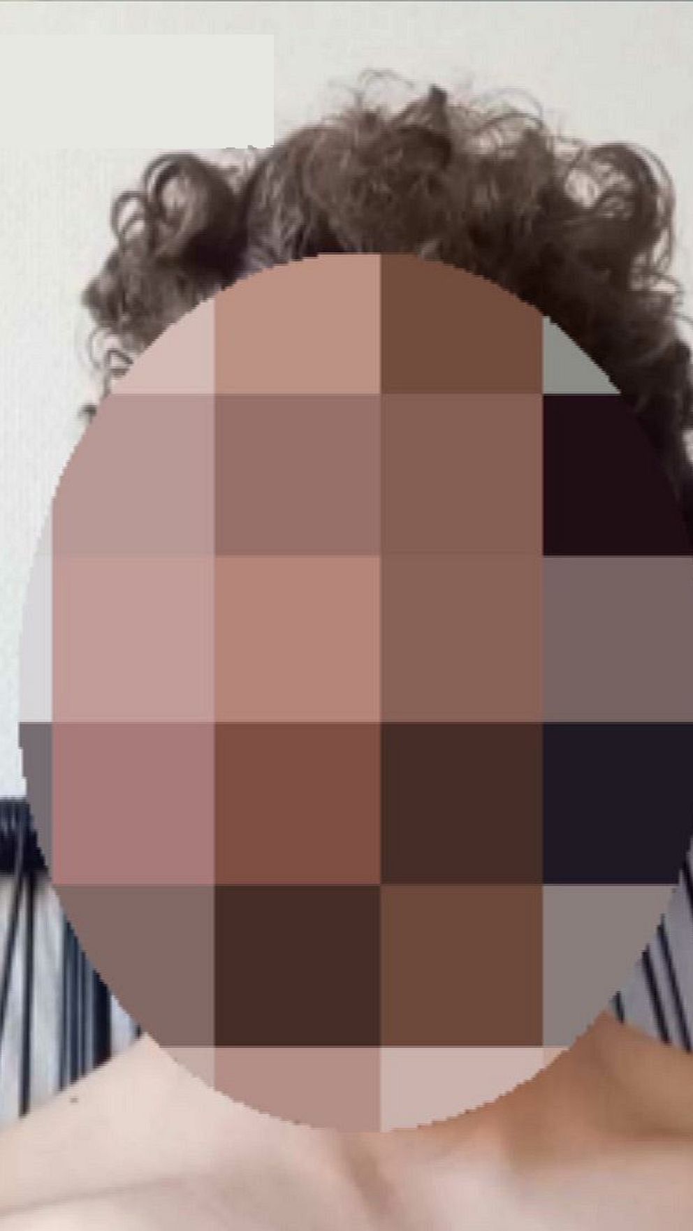 En misstänkt man med blurrat ansikte.