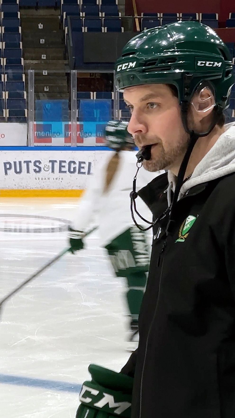 Tudelad bild. Vänster: en person med ishockeyarena bakgrund. Höger: tränare på ishockeyrink. Färjestads BK:s damlag.