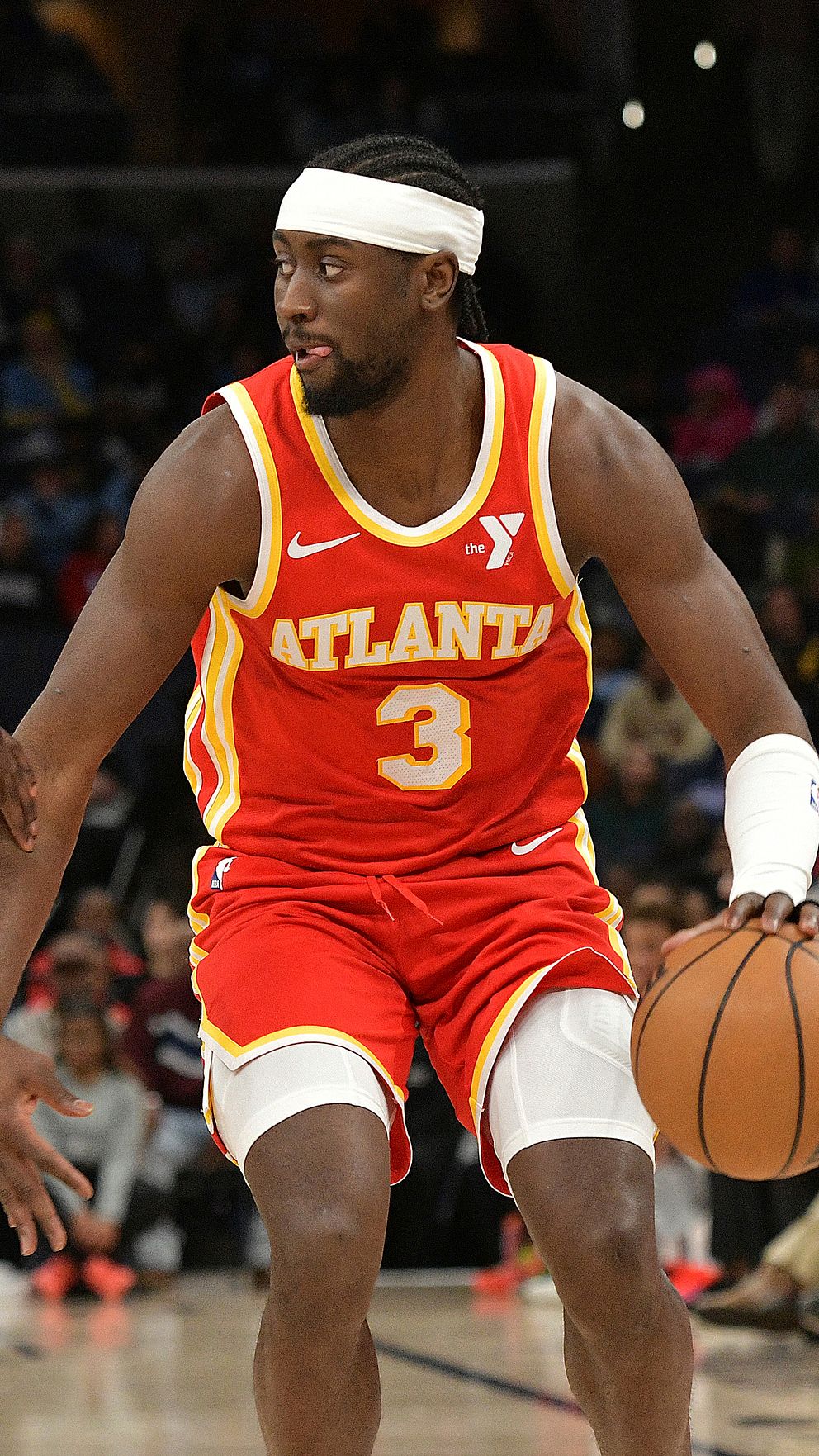 Två basketspelare från Memphis och Atlanta under en match på planen.