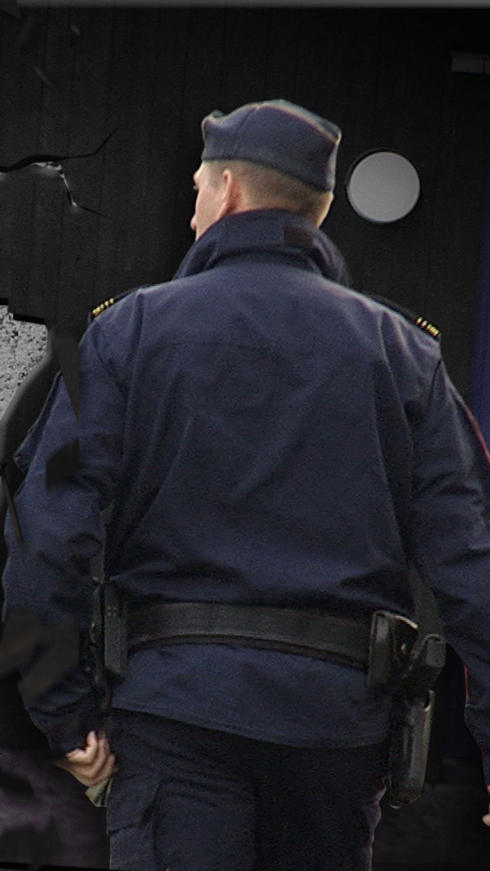 En norsk och en svensk polis tittar på varandra. En grafisk spricka mellan dem.