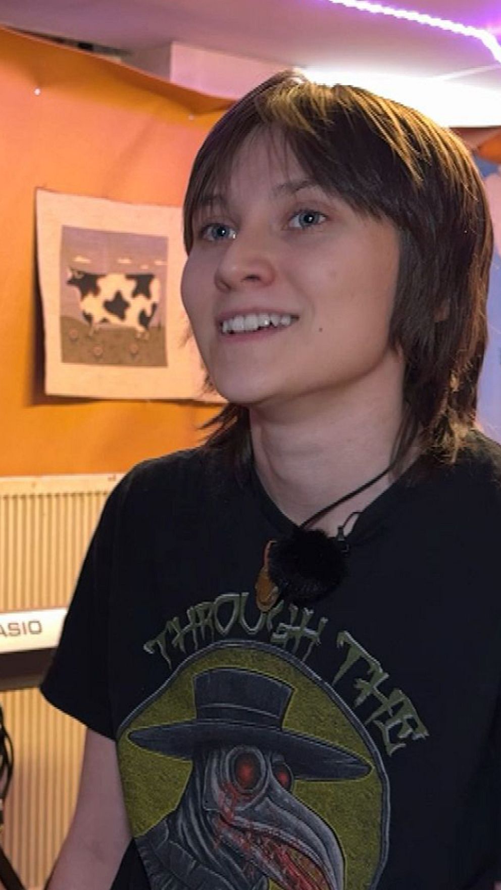 Bild på sjungande artist i rökig miljö till vänster, bild på Loke som intervjuas till höger.