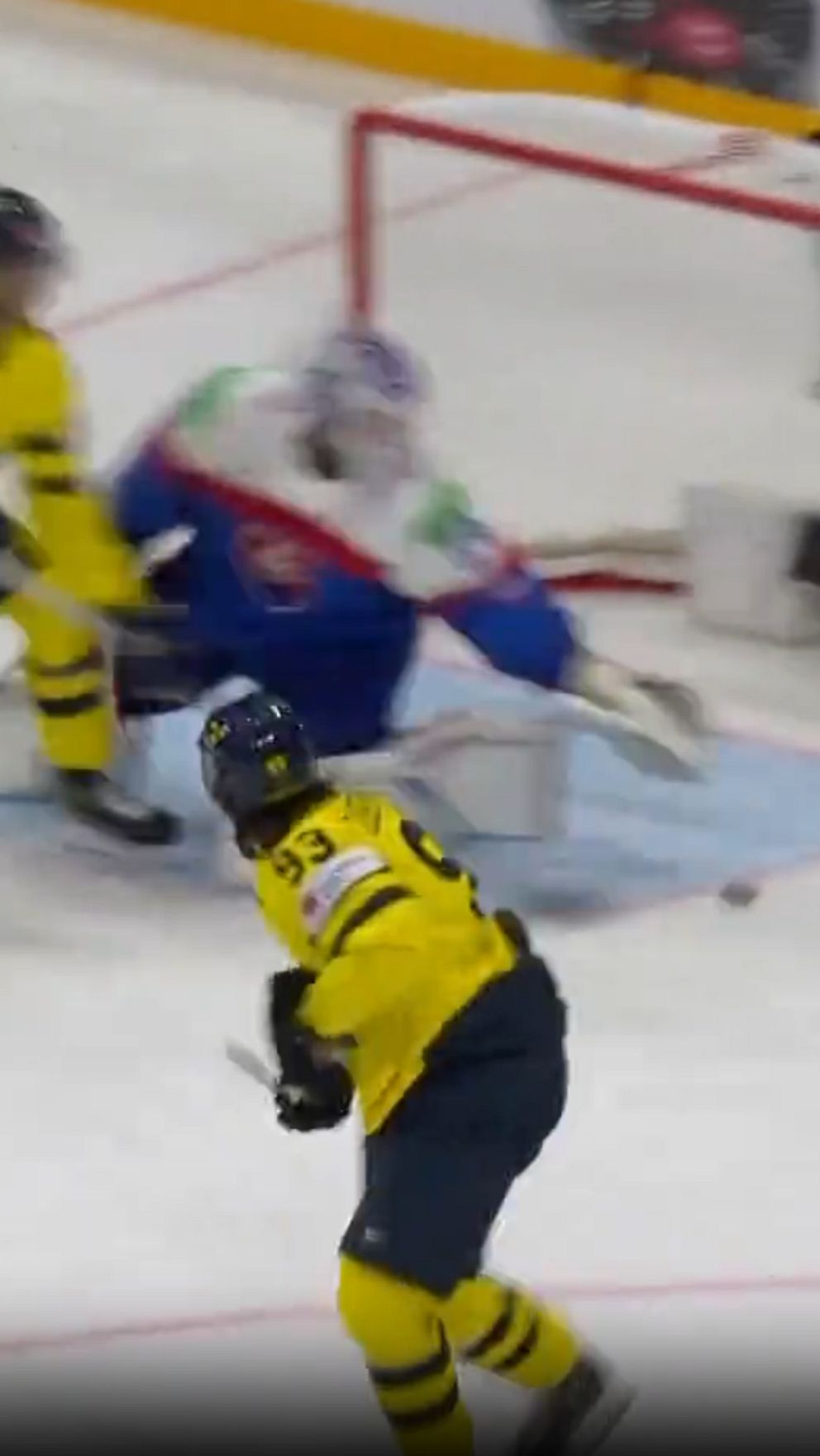 Delad bild. Till vänster: svensk ishockeyspelare i gul tröja. Till höger: match vid motståndarmål.