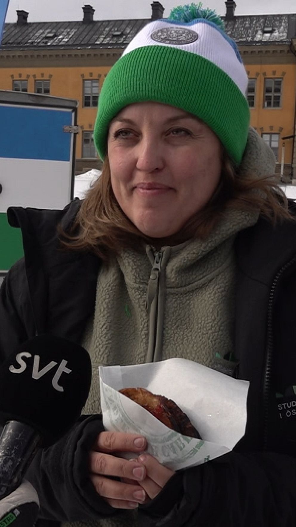 Tvådelad bild. Vänster: hand steker bacon. Höger: person håller korv, intervjuas av SVT.