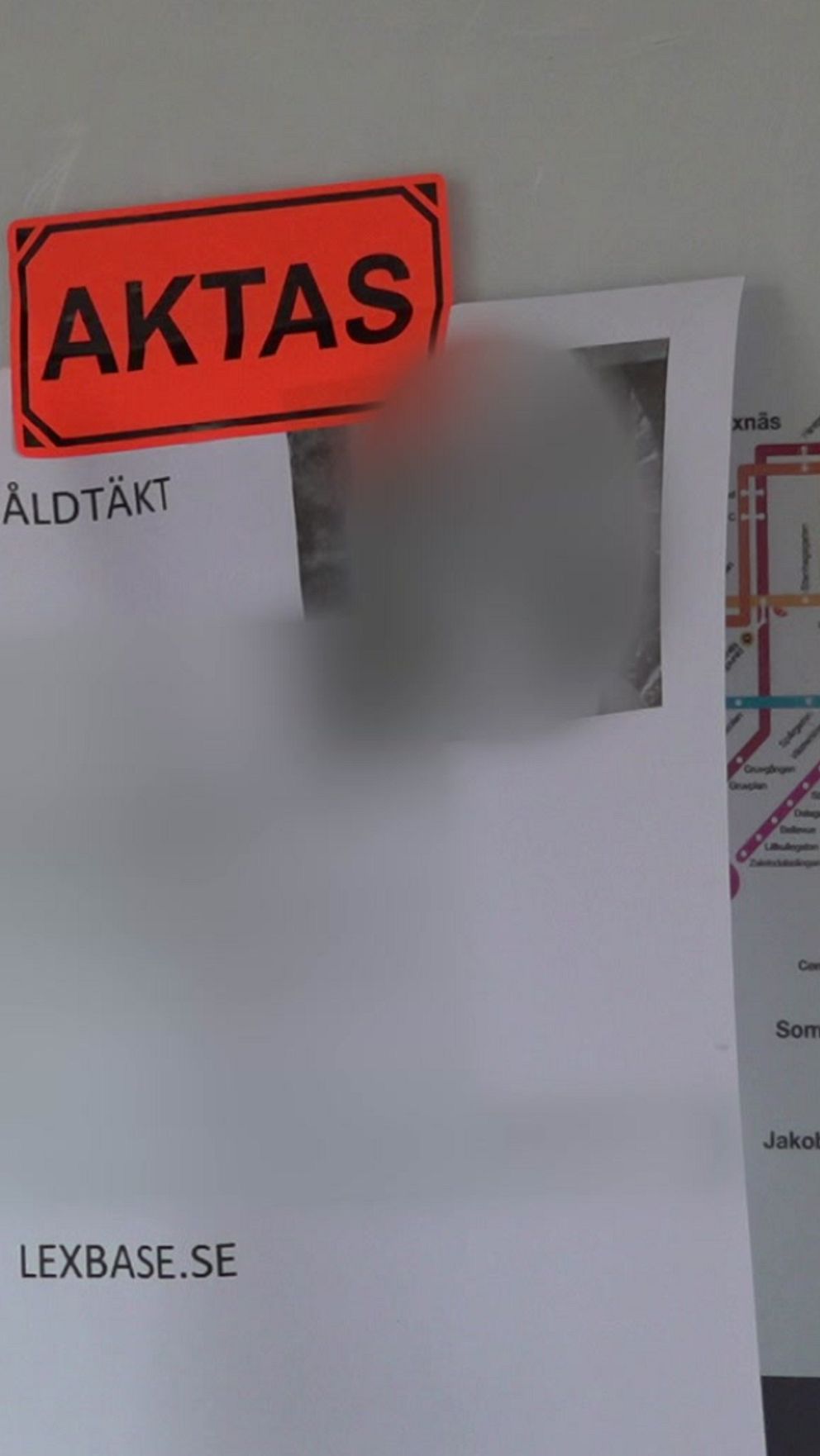 Tudelad bild. Vänster: polis i uniform. Höger:  blurrat dokument märkt ”AKTAS” med text.